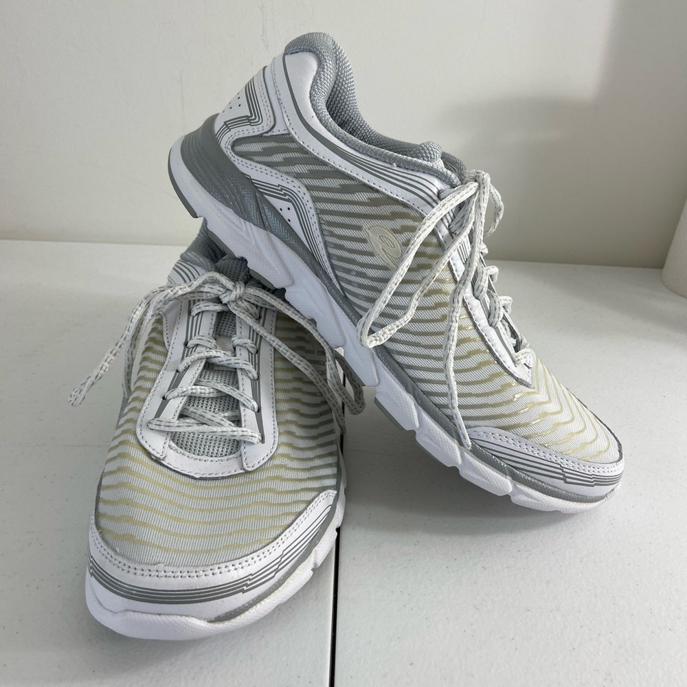 EUC Easy Spirit women’s ES Ignite e360 white gray tie‎ sneakers shoes size 7.5